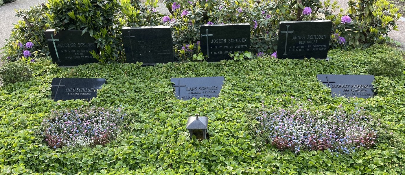 Längliche Grabstätte der Familie Joseph Schilgen auf dem Friedhof am Hembergener Damm in Emsdetten