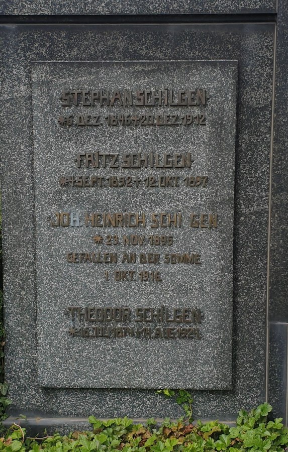 Linke Seite der Grabstätte Stephan Schilgen, hochkant aufgenommen