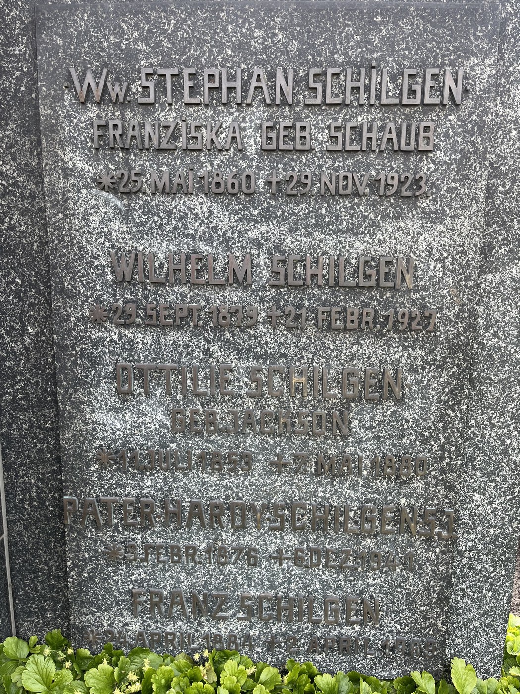 Rechte Seite der Grabstätte Stephan Schilgen, hochkant aufgenommen, mit den eingravierten Namen von Wwe. Franziska geb. Schaub sowie ihrer Söhne und Tochter Wilhelm, Ottilie, Hardy und Franz