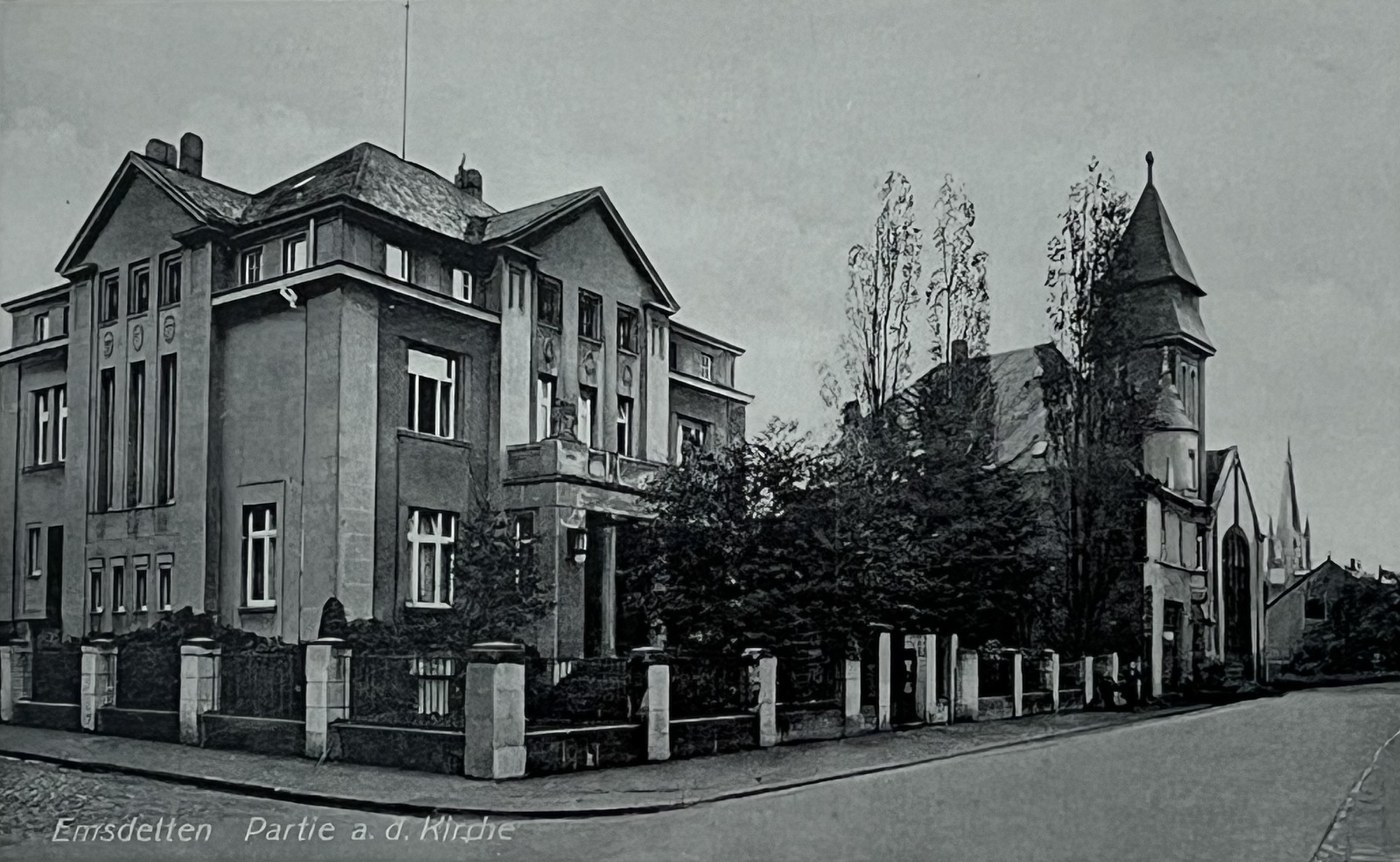 Eckige dreigeschossige Stadtvilla mit Walmdach an der Kirchstraße, im Hintergrund der Turm der Pfarrkirche St. Pankratius