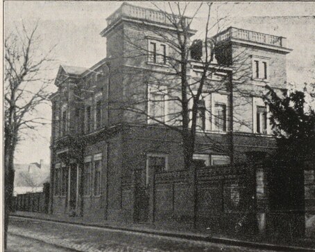 Dreigeschossige Stadtvilla mit Walmdach und Vorgarten, Schwarzweißfotografie um 1920